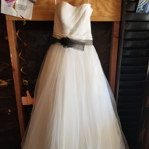 Wedding dress - Picture 1 of 2
